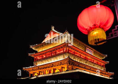 Torre della Campana di Xian illuminata di notte Foto Stock