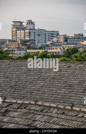 Tetti di tegole di edifici a Guilin Foto Stock