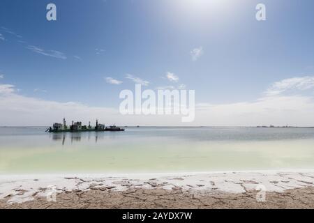 nave di estrazione dell'acqua sul lago salato di qarhan Foto Stock