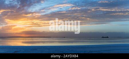 bellissimo tramonto bagliore su qarhan sale lago Foto Stock