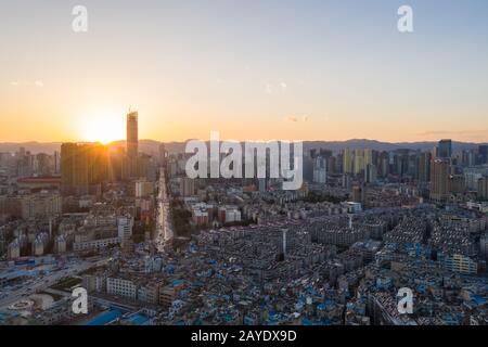 kunming città al tramonto Foto Stock