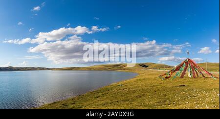 plateau lago sacro e luminoso flapping bandiere di preghiera Foto Stock