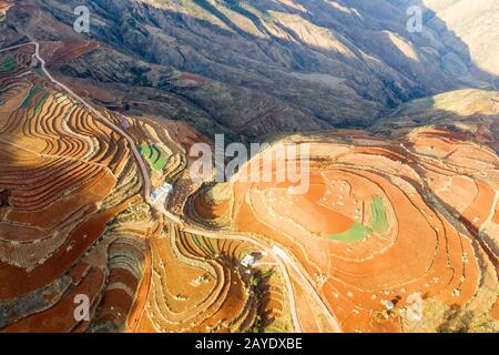 vista aerea del paesaggio della terra rossa di yunnan Foto Stock