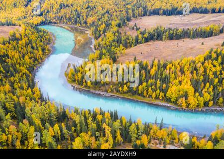 xinjiang kanas paesaggio del fiume in autunno Foto Stock