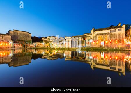 bella vista notturna degli antichi villaggi di hongcun Foto Stock