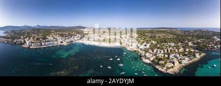 Vista aerea, vista di Santa Ponca e del porto turistico, dietro la Serra de Tramuntana, Maiorca, Baleari Foto Stock