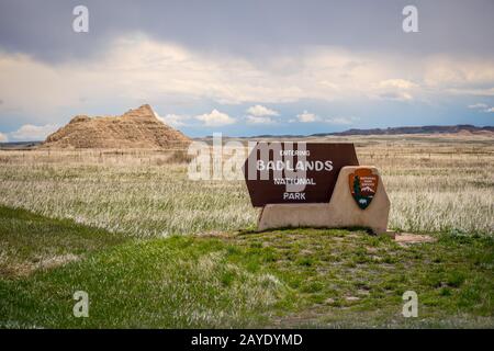 Una strada d'ingresso che porta al Badlands National Park, South Dakota Foto Stock