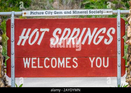 Una strada d'ingresso che porta a Hot Springs, South Dakota Foto Stock