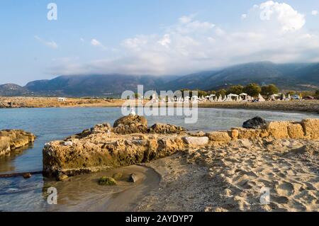 Bellissima spiaggia selvaggia con acque turchesi e rocce limpide. Foto Stock