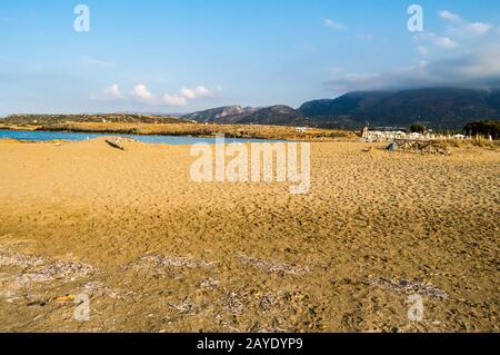 Bellissima spiaggia selvaggia con acque turchesi e rocce limpide. Foto Stock