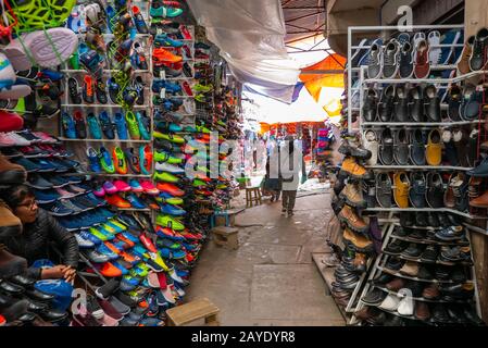 Sucre Bolivia bancarelle di scarpe sportive nel mercato contadino Foto Stock