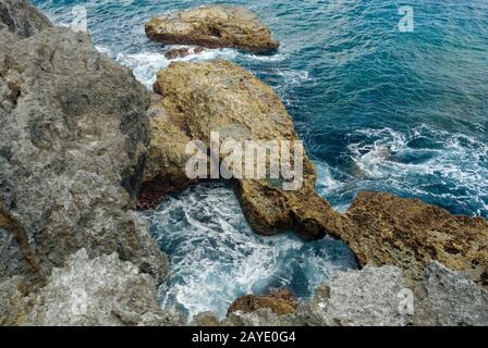 Il bel mare blu contro le affiorazioni coralline sulla costa di Niue Foto Stock