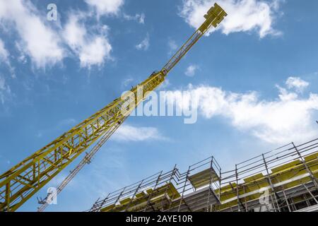 Gru e l'edificio in costruzione Foto Stock