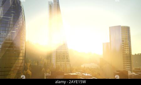 Città skyscrapes con lente flairs al tramonto Foto Stock