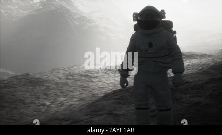 Astronauta su un altro pianeta con polvere e nebbia Foto Stock