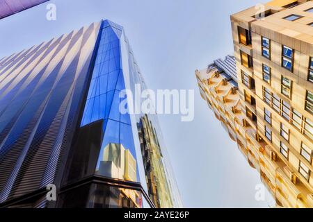 Futuristico edificio moderno torri nella ricca zona di Tokyo Ginza raggiungere il cielo quando si guarda dal basso verso l'alto. Foto Stock