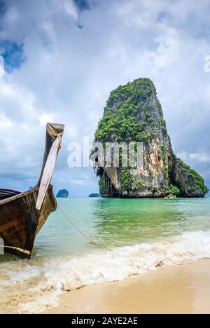 Barca a coda lunga sulla spiaggia di Phra Nang, Krabi, Thailandia Foto Stock