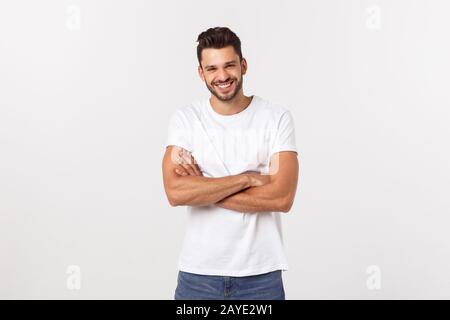 Ritratto di un bel giovane uomo sorridente contro uno sfondo bianco Foto Stock