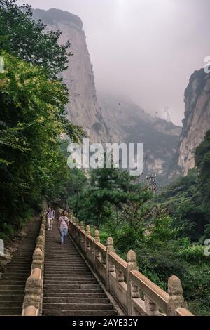 Turisti su scalini sul sentiero di montagna in montagna Huashan Foto Stock