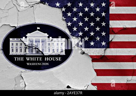 Le bandiere della Casa Bianca in ufficio e usa dipinta sulla parete incrinato Foto Stock