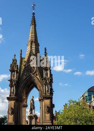 Albert Memorial presso la piazza Manchester Twon Hall. È stato progettato da Thomas Worthington Foto Stock