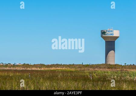 Una strada d'ingresso che porta a Padre Island NS, Texas Foto Stock