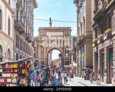 Firenze, Italia - 29 maggio 2017 - Turisti che camminano per il centro di Firenze in via degli Speziali Foto Stock