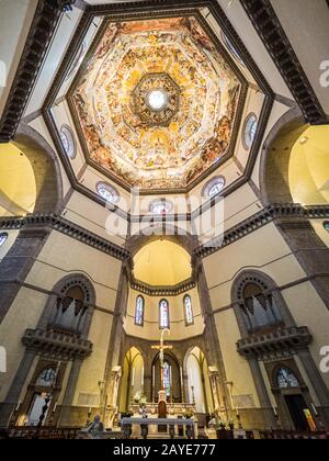 Firenze, Italia - 29 maggio 2017 - Soffitti Dipinti e interni della cattedrale di Santa Maria del Fiore Foto Stock