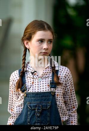 Una giovane ragazza carina con i temerari e i pigtail. Foto Stock