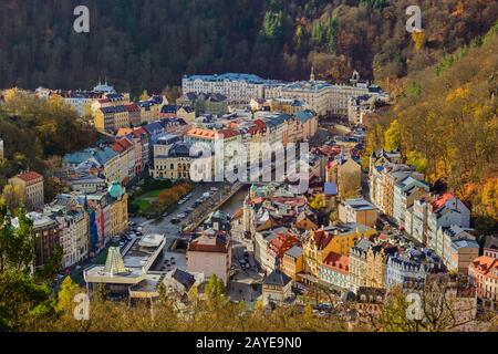 Karlovy Vary, Repubblica Ceca - 30 ottobre 2017: Argine nel centro della città Foto Stock