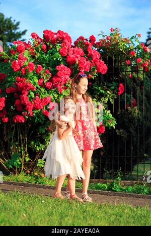 Ritratto di Due ragazze Felici che abbracciano e ridono nel soleggiato parco estivo Foto Stock