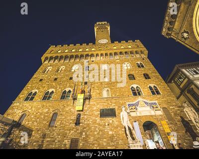 Firenze, Italia - 27 maggio 2017 - Vista della facciata di Palazzo Vecchio di notte in Piazza della Signoria Foto Stock