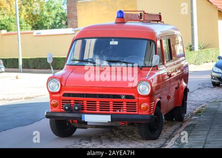 un vecchio camion di fuoco scartato con una scatola di scorrimento per la scala sul tetto Foto Stock