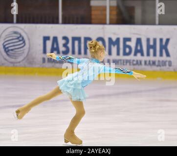 Orenburg, Russia - 25 marzo 2017 anno: Le ragazze gareggiano nel pattinaggio di figura le distese di Orenburg Foto Stock