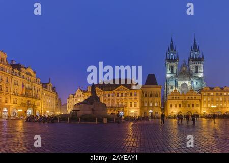 Praga, Repubblica Ceca - 18 ottobre 2017: Persone che camminano sulla piazza della Città Vecchia (Staromestske Namesti) Foto Stock