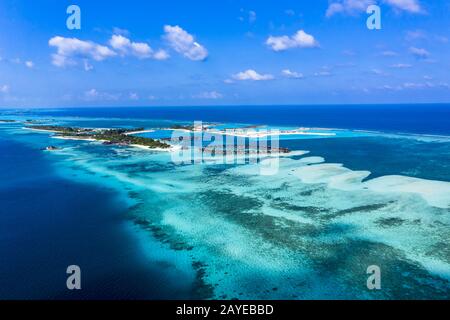 Vista aerea, laguna di Olhuveli isola Maldive con acqua bungalow Atollo Sud Male, Maldive Foto Stock
