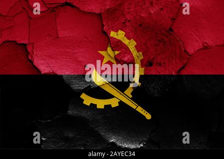 Bandiera dell'Angola dipinta sulla parete incrinato Foto Stock