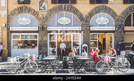 Firenze, Italia - 27 maggio 2017 - Viste Dei Turisti che iniziano la giornata in una gelateria di Piazza del Duomo Foto Stock