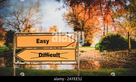 Un cartello stradale di facile versus difficile Foto Stock