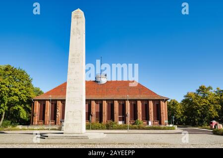 Obelisco di fronte a Klubhaus der Eisenbahner, Kirchmoeser, Brandeburgo, Germania Foto Stock