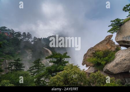 Paesaggio montano visto dal West Peak sulla montagna di Hua Shan Foto Stock