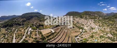 Vista aerea, villaggio di Valldemossa con Charterhouse SA Cartoixa e Tramuntana montagne, Spagna, B. Foto Stock