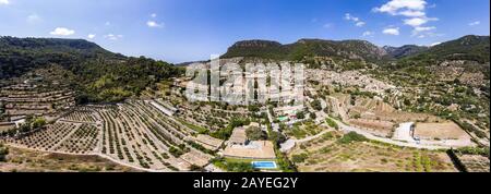 Vista aerea, villaggio di Valldemossa con Charterhouse SA Cartoixa e Tramuntana montagne, Spagna, B. Foto Stock