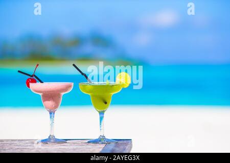Due gustosi cocktail tropicale sulla spiaggia di sabbia bianca Foto Stock
