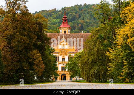 Vista sul Palazzo Eggenberg in autunno meta turistica famosa destinazione di viaggio in Stiria. Foto Stock