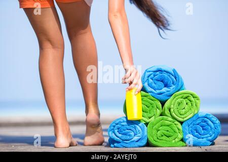 Spiaggia e vacanze estive accessori - Concetto di close-up di asciugamani colorati, cappello, borsa e protezione solare Foto Stock