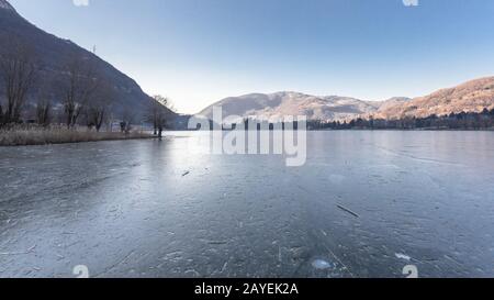 Iced il lago di Endine Foto Stock