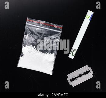 Piatto scuro con una porzione di cocaina come primo piano Foto Stock