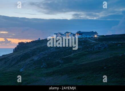Il lands End Hotel al crepuscolo in Cornovaglia Occidentale Foto Stock
