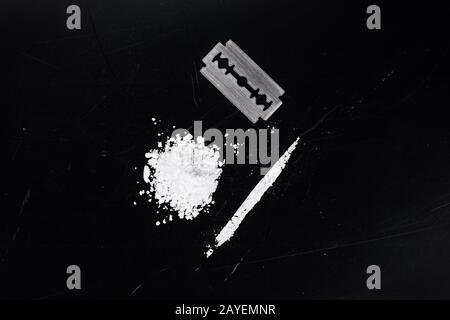 Piatto scuro con una porzione di cocaina come primo piano Foto Stock